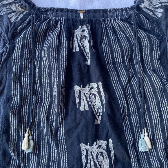 Free People Blouse Sz M Pukka Peasant Boho Gray Blue Pom Pom Tassel Short Sleeve - Picture 2 of 11